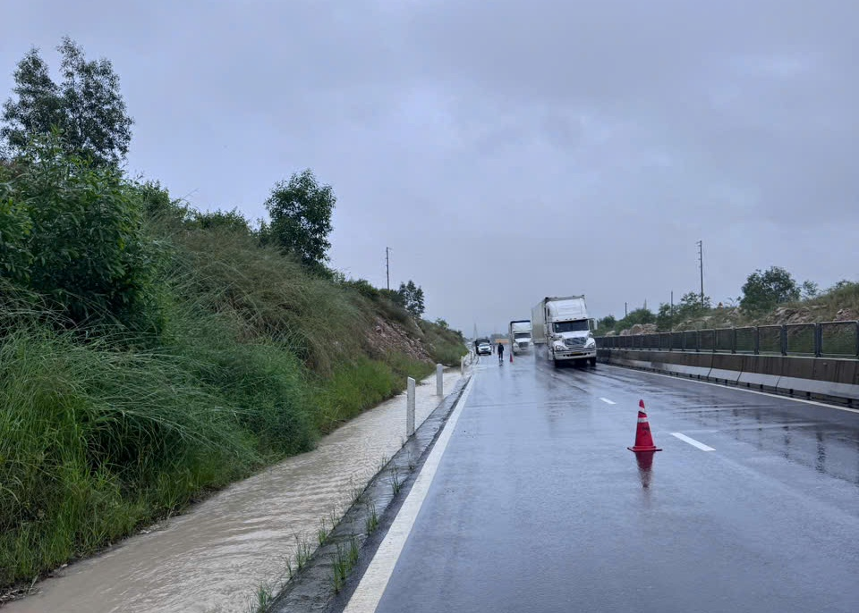 Mưa lớn gây sạt lở, ngập đường trên cao tốc Vĩnh Hảo - Phan Thiết